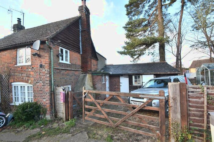 2 Bedroom Cottage For Sale In East Street, Lilley, Luton LU2