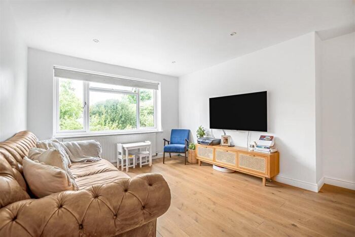 3 Bedroom Flat For Sale In Stanley Road, East Sheen, SW14