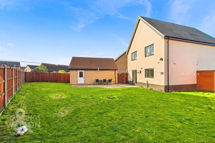 4 Bedroom Detached House For Sale In Robin Grove, Wymondham, Norwich, NR18