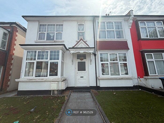 2 Bedroom Flat To Rent In Sidney Avenue, London, N13