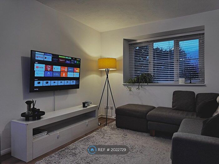 2 Bedroom Flat To Rent In Wordsworth Mead, Redhill, RH1