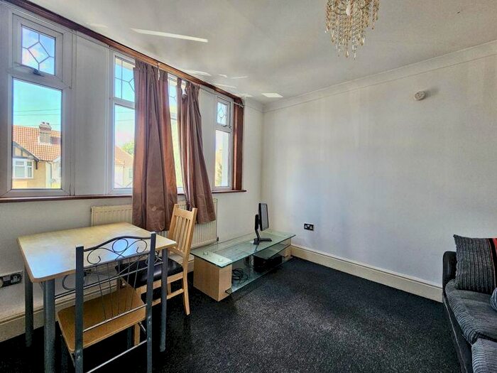 2 Bedroom Flat To Rent In Heath Park Road, Romford, RM2