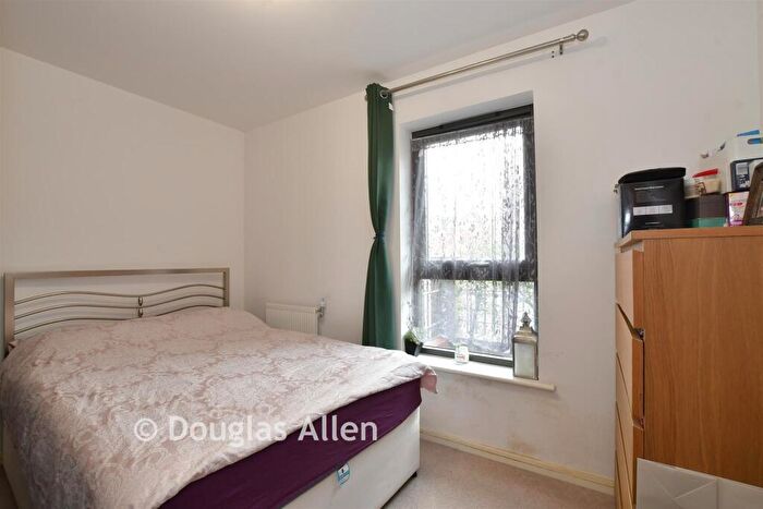 1 Bedroom Flat For Sale In Ager Avenue, Dagenham, Essex, RM8