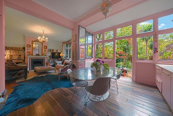 3 Bedroom Flat For Sale In Dartmouth Road, Mapesbury Estate, London, NW2