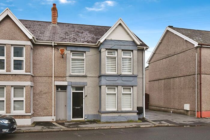 3 Bedroom End Terrace House For Sale In Penybanc Road, Ammanford, Carmarthenshire, SA18