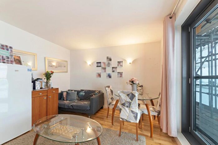 1 Bedroom Apartment To Rent In New Providence Wharf, Fairmont Avenue, London, E14