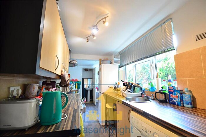 3 Bedroom Flat To Rent In Hagley Court, B16