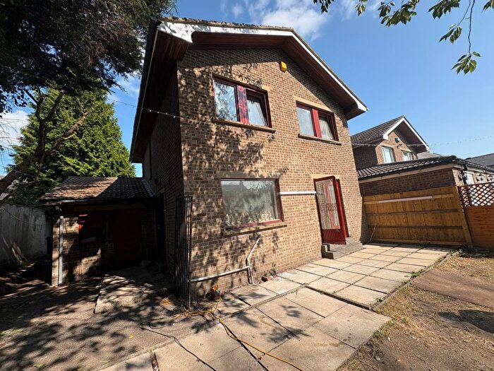 3 Bedroom Detached House To Rent In Baslow Grove, Bradford, West Yorkshire, BD9