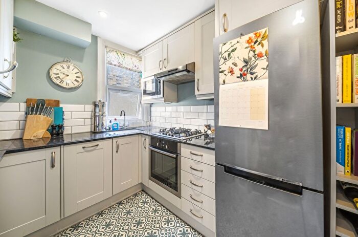 2 Bedroom Flat To Rent In Balham Hill, Balham, London, SW12