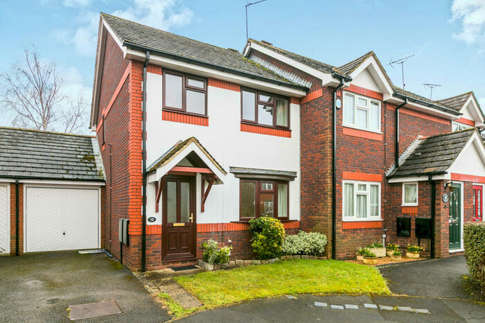 3 Bedroom Semi-Detached House To Rent In Water Rede Fleet, GU52