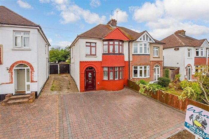 3 Bedroom Semi Detached House For Sale In Heather Drive, Maidstone, Kent, ME15