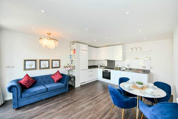 2 Bedroom Flat To Rent In High Street, Feltham, TW13