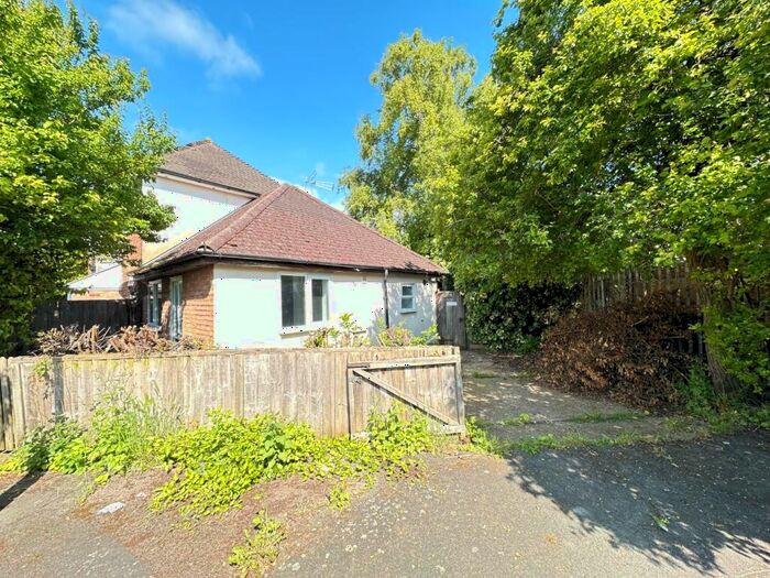 1 Bedroom Semi-Detached Bungalow To Rent In Northfields, Dunstable, Bedfordshire, LU5