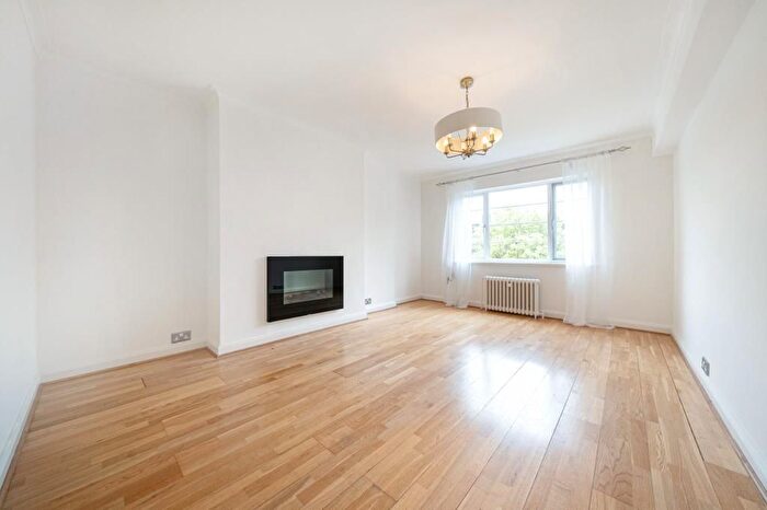2 Bedroom Flat To Rent In Sheen Court, Richmond, TW10
