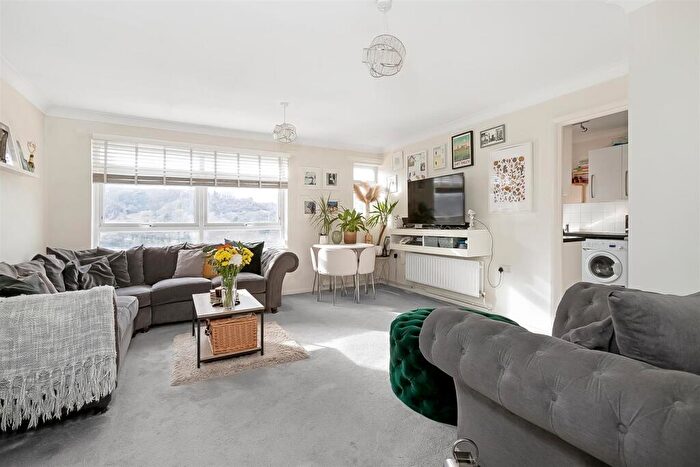 2 Bedroom Apartment For Sale In Edgeworth Close, Whyteleafe, CR3