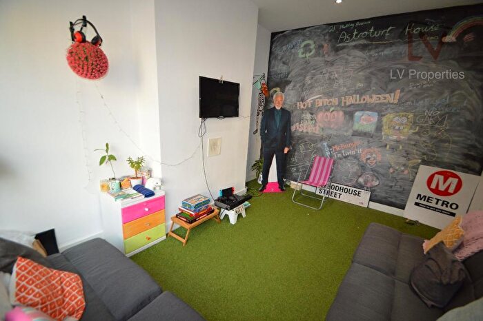 6 Bedroom Terraced House To Rent In Hartley Avenue, Leeds, West Yorkshire, LS6