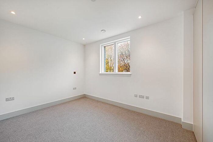 1 Bedroom Flat To Rent In Clifton Mansions, Park Avenue, NW2