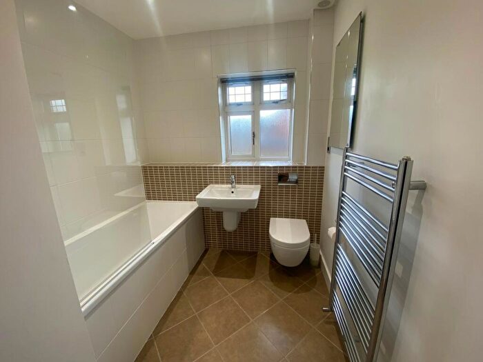 2 Bedroom Flat To Rent In Brookfield House, South Parade, Sutton Coldfield, B72