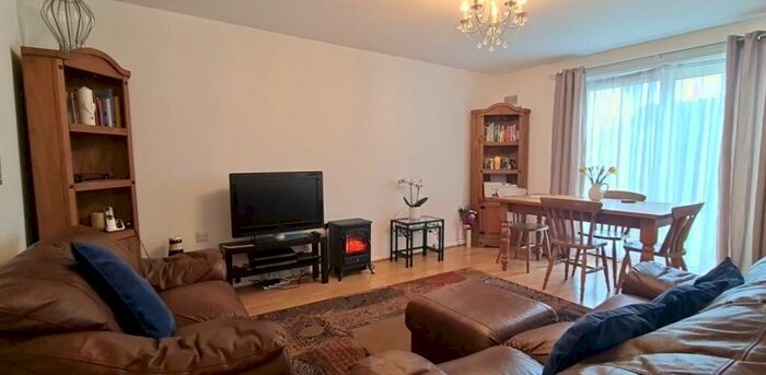 2 Bedroom Flat To Rent In The Mall, Dunstable, LU5