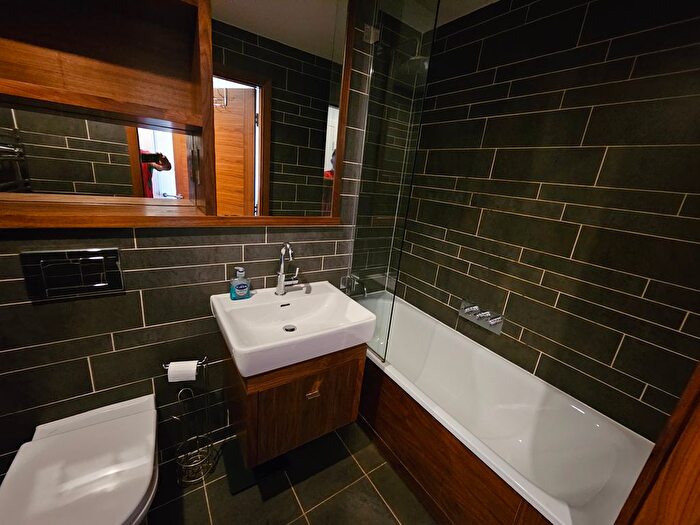 2 Bedroom Flat To Rent In The Hayes, Cardiff, CF10