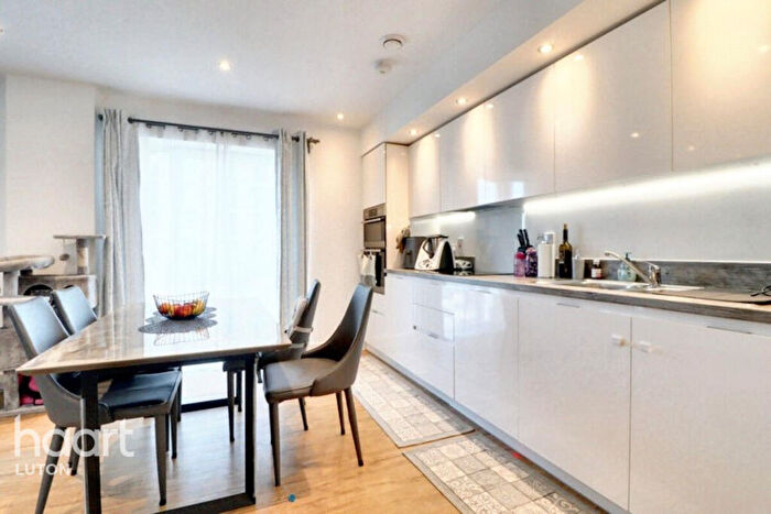 2 Bedroom Flat For Sale In Stirling Drive, Luton, LU2