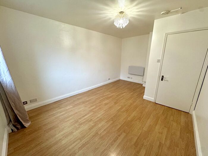 2 Bedroom Flat To Rent In High Street, Hayes, UB3