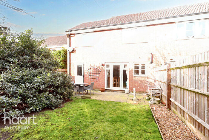 3 Bedroom End Of Terrace House For Sale In Hinds Way, Aylesbury, HP21