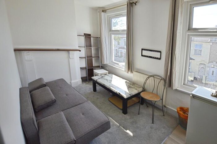 2 Bedroom Flat To Rent In Dundee Road, London, E13