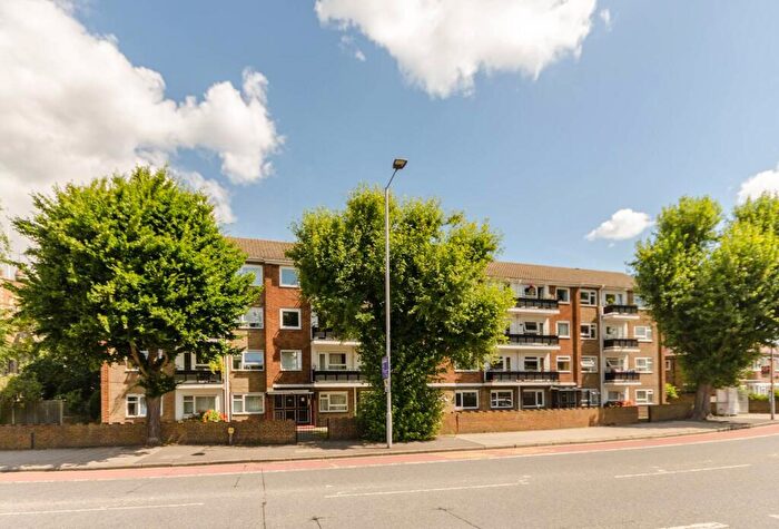 3 Bedroom Flat For Sale In Vicarage House, Kingston, Kingston Upon Thames, KT1