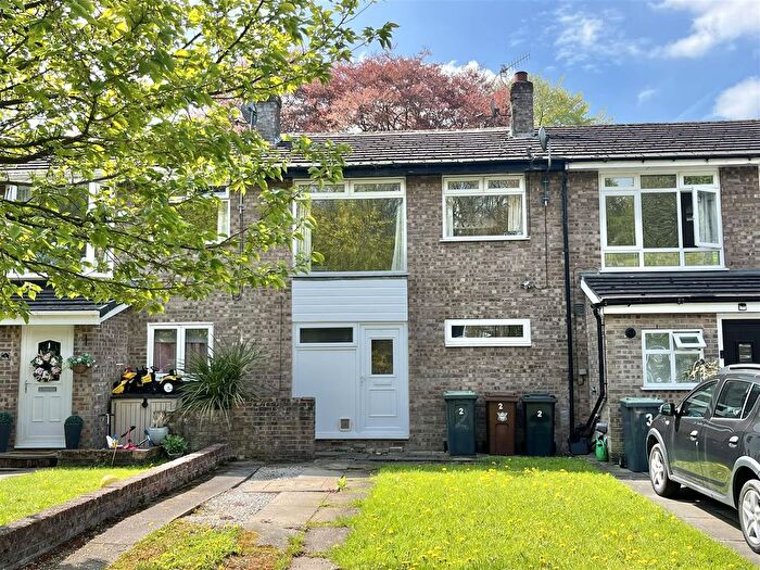 3 Bedroom Terraced House For Sale In Turnlee Close, Glossop, SK13