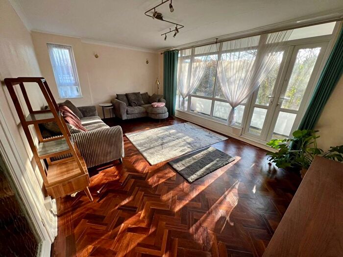 2 Bedroom Flat To Rent In Crescent West, Barnet, EN4