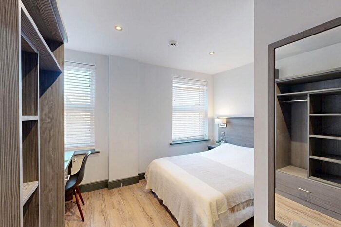 6 Bedroom Flat To Rent In Hoods Hideout, - Houndsgate, NG1