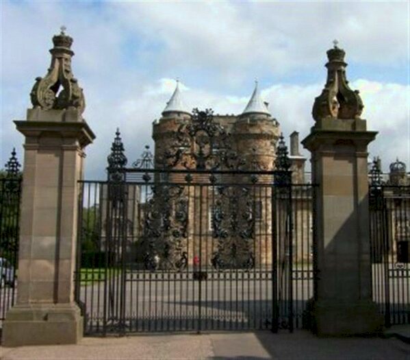 2 Bedroom Flat To Rent In Abbeyhill Crescent, Edinburgh, Midlothian, EH8