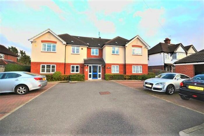 1 Bedroom Flat To Rent In Summer Lodge, Hillingdon, UB8
