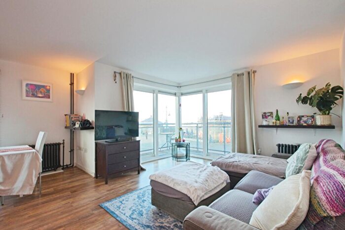 2 Bedroom Flat For Sale In Hopton Road, London, SE18