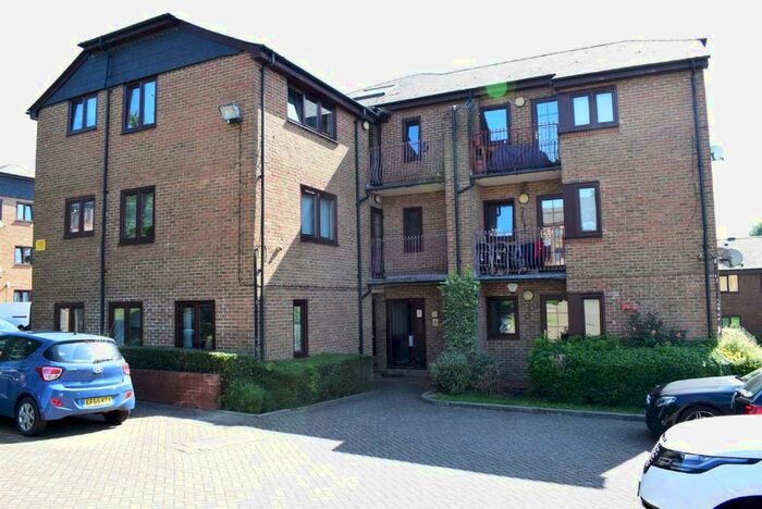2 Bedroom Flat To Rent In Cedar Close, Buckhurst Hill, IG9