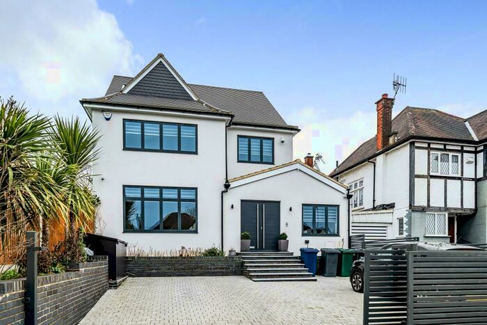 4 Bedroom Detached House To Rent In Edgware, Harrow, HA8
