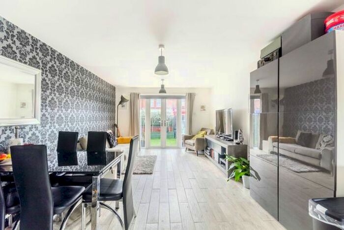 2 Bedroom Mews To Rent In Brudenell Road, Tooting, London, SW17