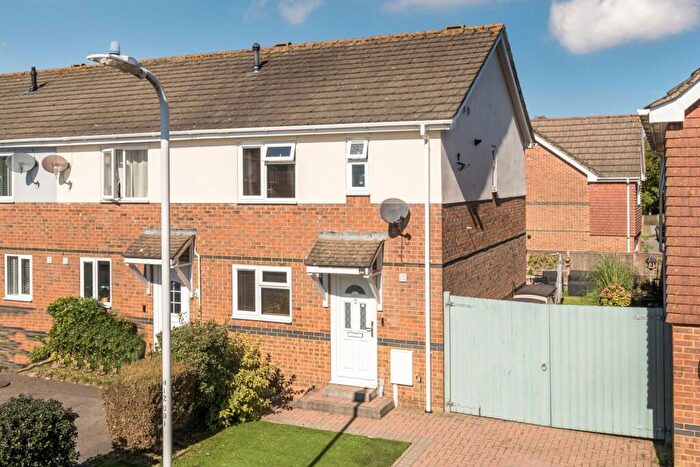 3 Bedroom Semi-Detached House For Sale In Hunt Close, Hawkinge, CT18