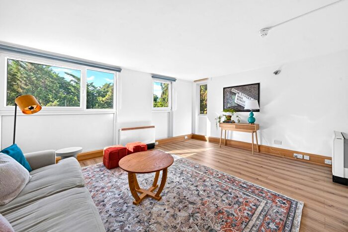 2 Bedroom Flat For Sale In Crayford Road, Bakersfield Crayford Road, N7