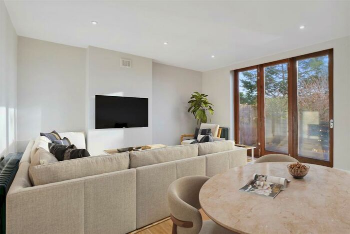 2 Bedroom Ground Flat To Rent In Overhill Road, London, SE22