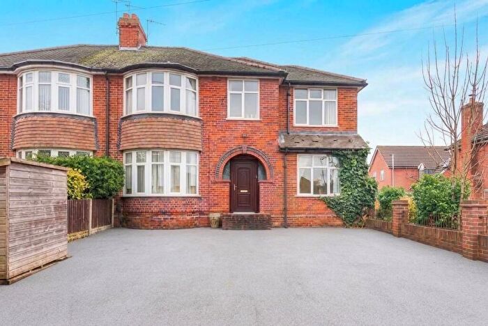 6 Bedroom Semi Detached House For Sale In Chiltern Crescent, Earley, RG6