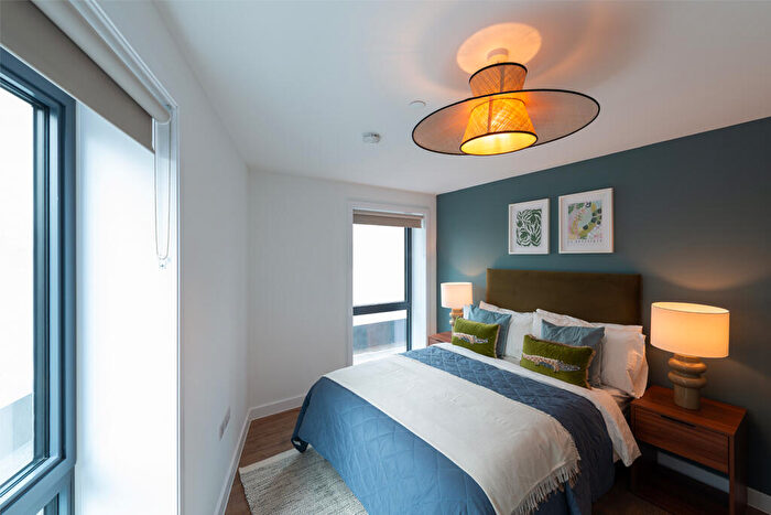 2 Bedroom Flat To Rent In Saxton Lane, Leeds, West Yorkshire, LS9