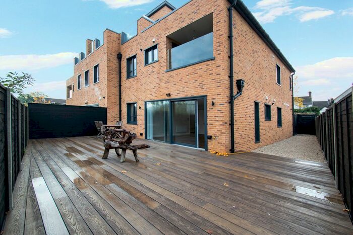 2 Bedroom Flat To Rent In Robinson Road, Tooting, London, SW17