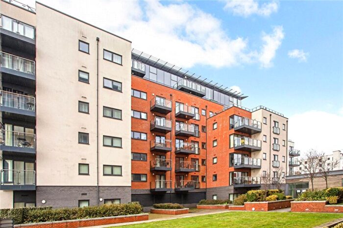 2 Bedroom Flat To Rent In Admirals Quay, Ocean Way, Southampton, Hampshire, SO14