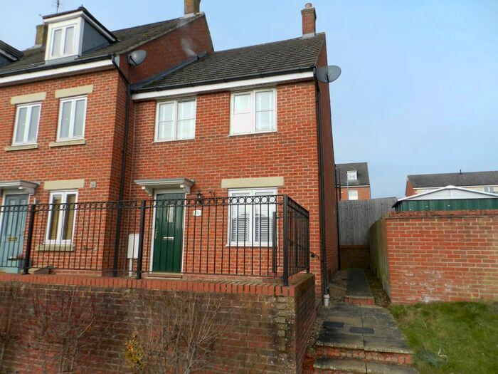 3 Bedroom Property To Rent In Farnborough Drive, Daventry NN11