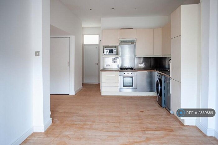 2 Bedroom Flat To Rent In Courtland Ave, Ilford, IG1
