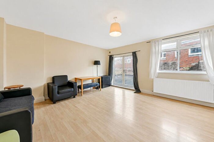 3 Bedroom Flat To Rent In - Weedington Road, Kentish Town, NW5