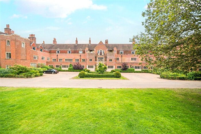 2 Bedroom Flat For Sale In Kings Drive, Midhurst, West Sussex, GU29