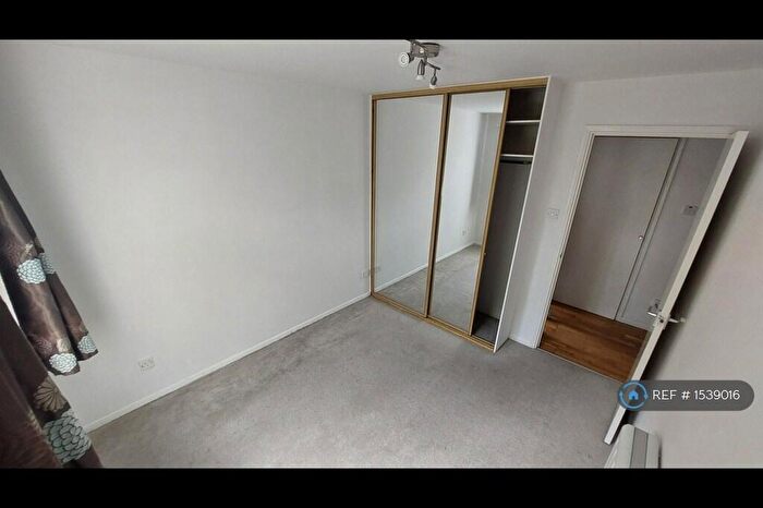 2 Bedroom Flat To Rent In Blackdown Close, East Finchley, N2